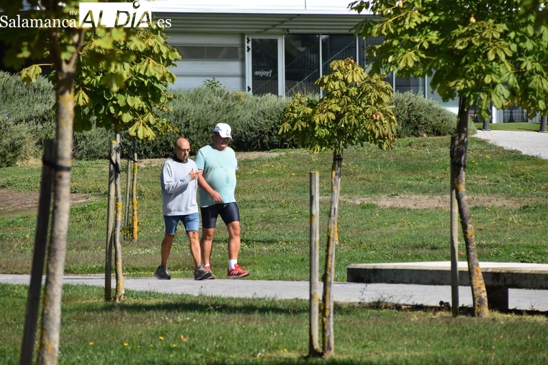 Los salmantinos aprovechan el buen tiempo que acompaña al primer fin de semana de otoño 