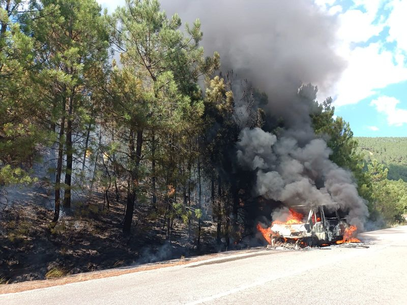 Fuego en Monsagro tras incendiarse un coche 
