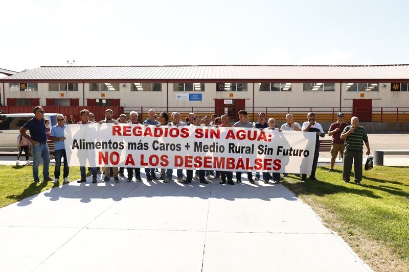 Protesta de un grupo de agricultores por la escasez de agua en los regadíos