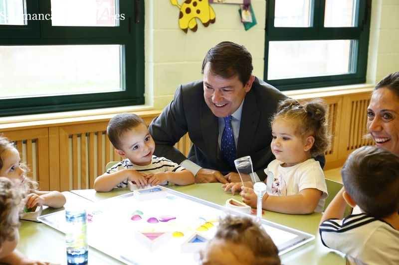 Mañueco anuncia la educación gratuita para los niños de 1 a 2 años a partir del próximo curso