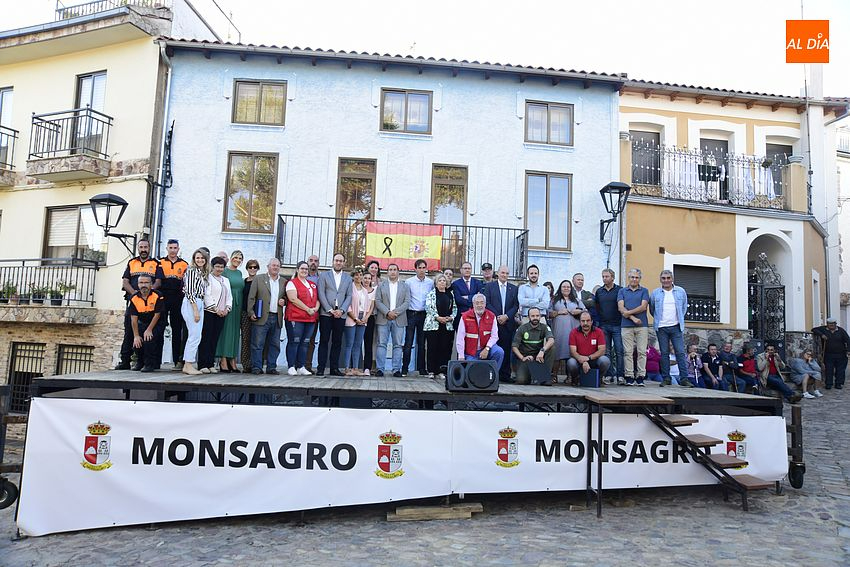 Sentido homenaje de Monsagro a todos aquellos que les echaron una mano durante el incendio