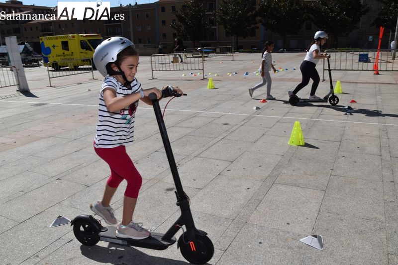 Lecciones prácticas de seguridad vial para escolares salmantinos en la plaza de la Concordia