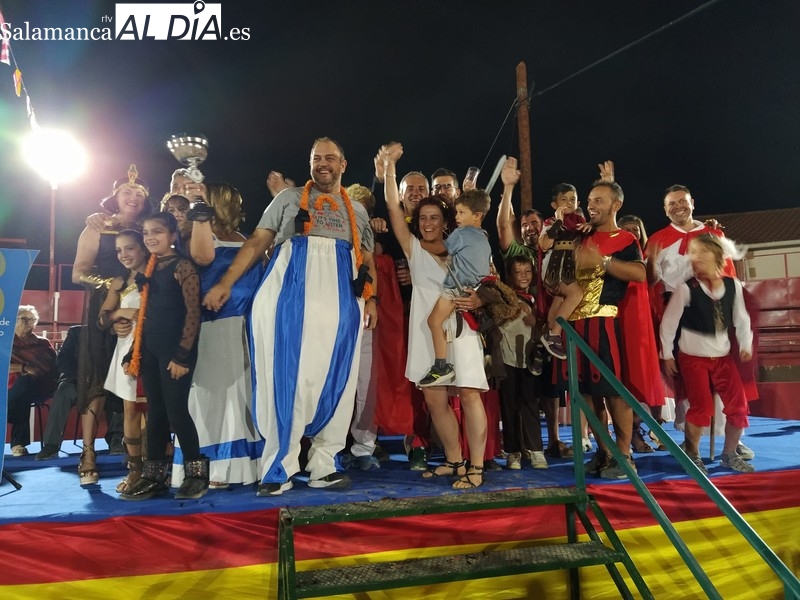 Las peñas ponen colorido y bullicio a un animado desfile en Barruecopardo