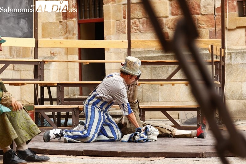 El teatro ‘Bye bye, Conffeti’ llena de amor y humor al público salmantino