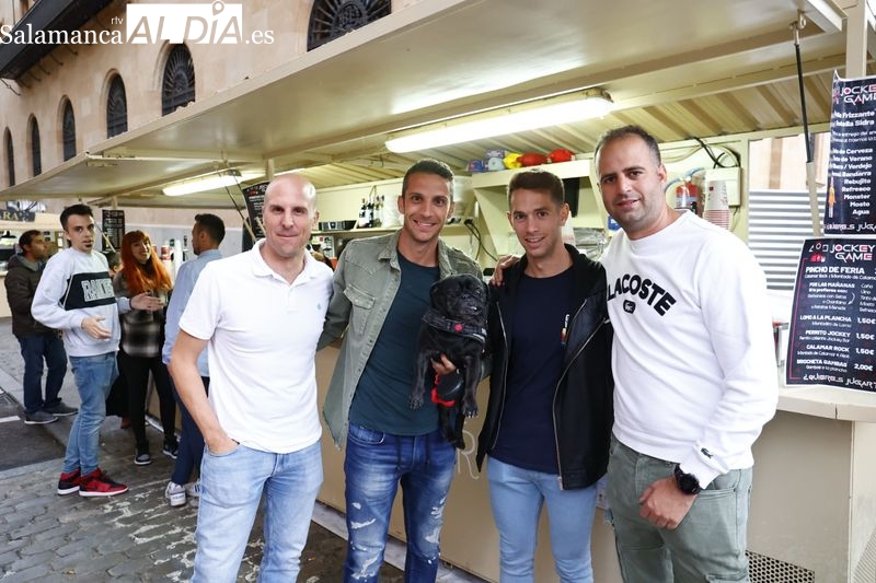 Y Danielle no puede con ellos... los valientes que disfrutan de las casetas a pesar de la lluvia