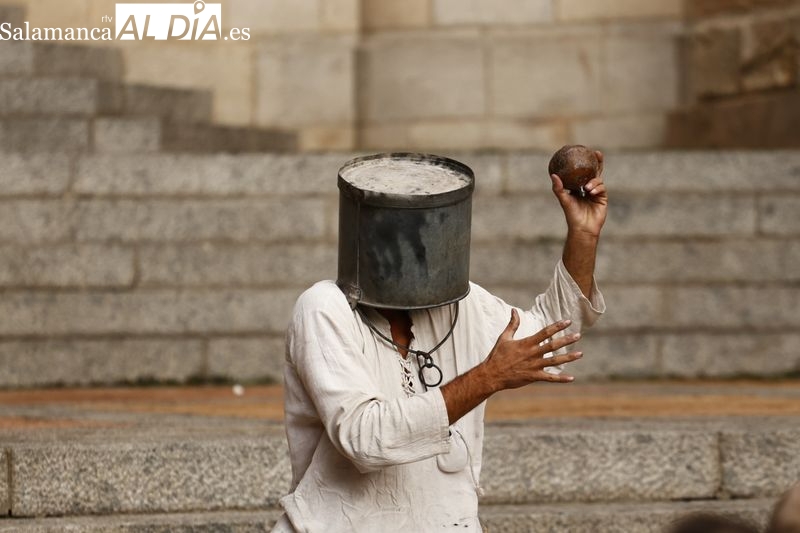 Poi llega al Patio Chico ante una gran afluencia de público