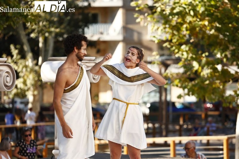 Multitud de público disfruta del teatro familiar Leyendas fantásticas (o el arte nuevo de tener razón)