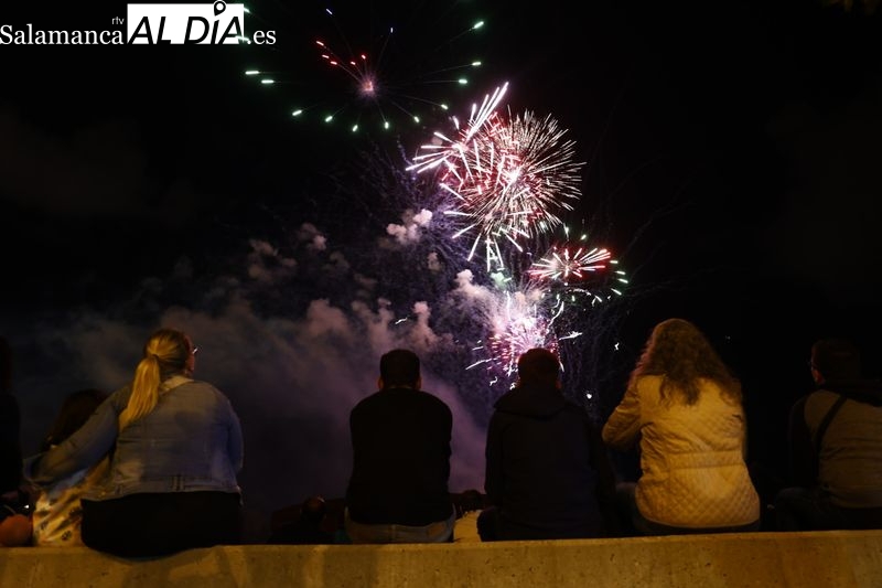 Los fuegos artificiales cierran las ferias y fiestas iluminando Salamanca 