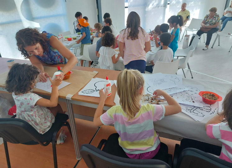 Los más pequeños disfrutan elaborando manualidades en Salamaq 