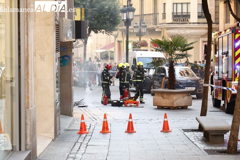 Susto en calle Toro por el humo procedente de una alcantarilla
