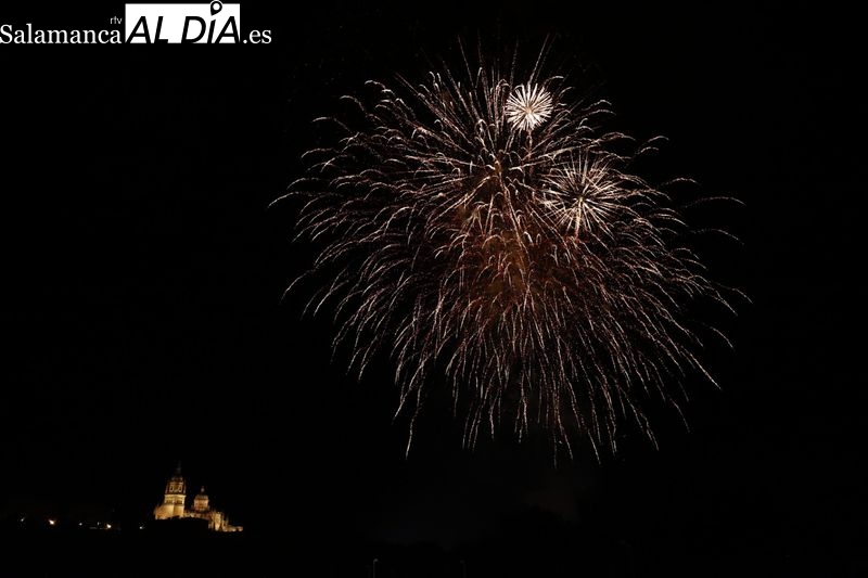 Los fuegos artificiales iluminan el cielo de Salamanca en la víspera de la Virgen de la Vega