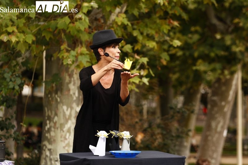 Paraguas en mano, el público salmantino no se pierde la narración Cosas que contar’ 