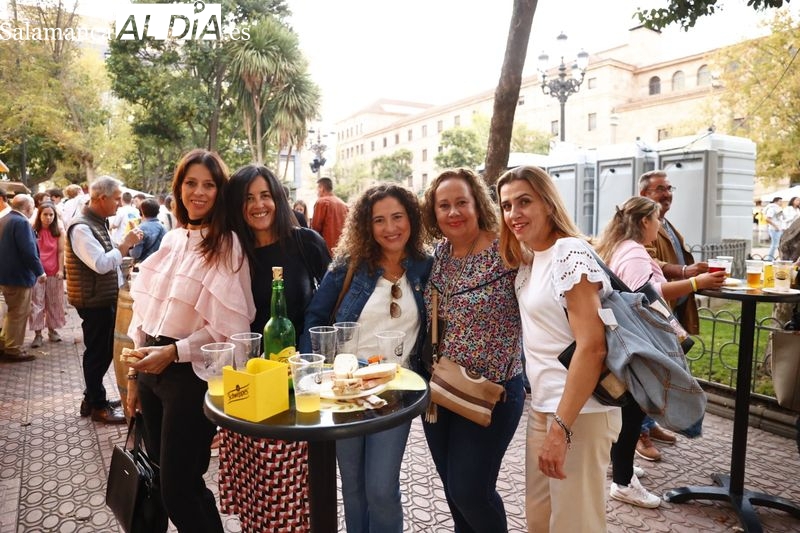 Gran ambiente en la Plaza de los Bandos para disfrutar de las casetas