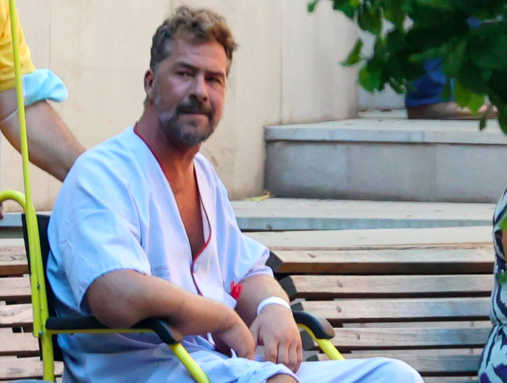 Nacho Palau, ex de Miguel Bosé, se refugia en su familia y amigos durante su lucha contra el cáncer