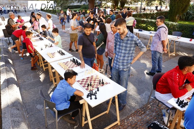Niños y mayores disfrutan de la Feria del Ajedrez en el centro de la ciudad 