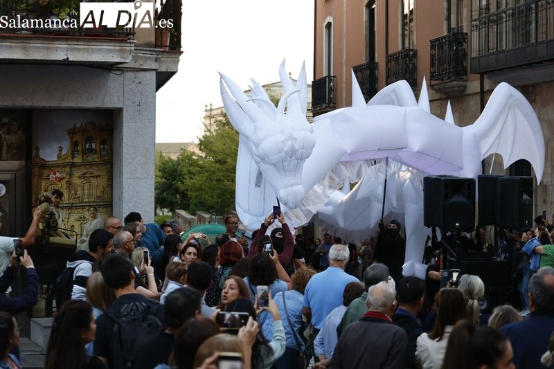 El centro de Salamanca disfruta con el pasacalles ‘Drakarys’  