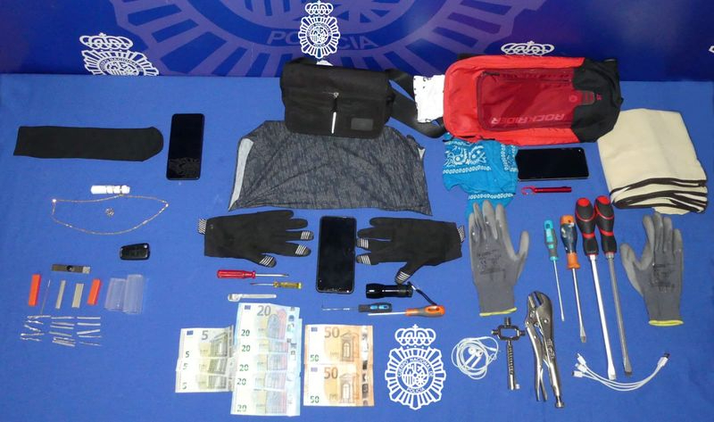 La Policía pilla in fraganti a tres ladrones cuando intentaban entrar en una vivienda