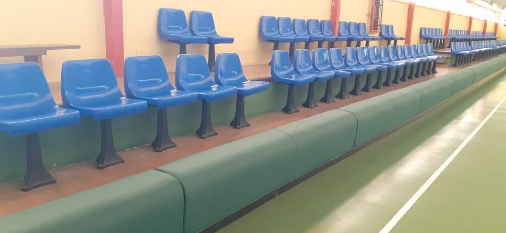 Protectores acolchados para reforzar la seguridad de la cancha de juego del Parque Deportivo Rosa Colorado 