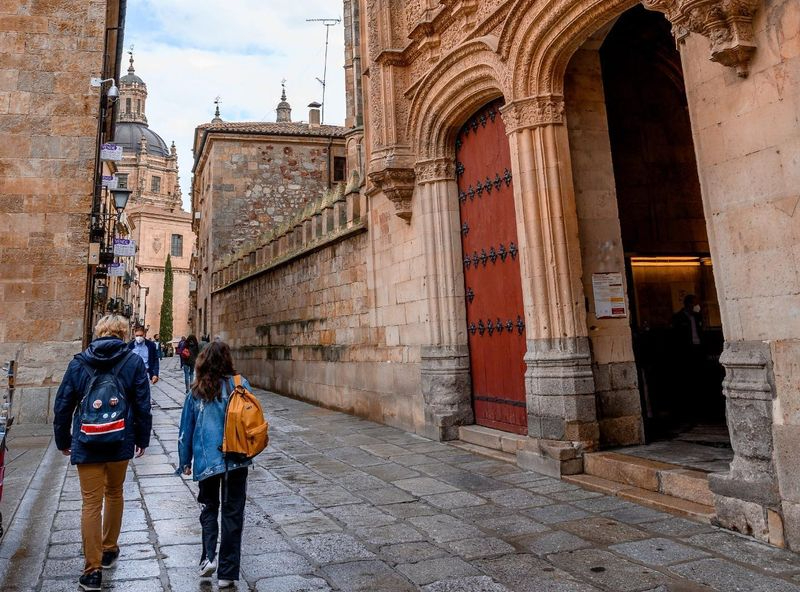 La USAL gestiona la contratación de 233 profesores para este curso