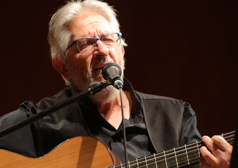 Canciones y poemas de Toño Blázquez en el Casino de Salamanca