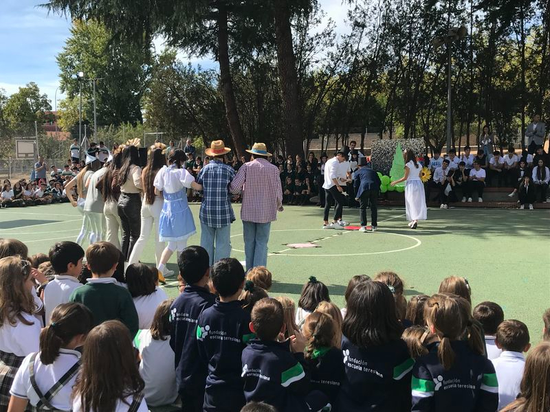 El colegio Santa Teresa de Jesús celebra a su patrona inspirándose en El Mago de Oz