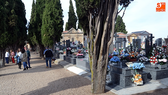 Procesión y oración en el cementerio, entre los actos programados por la parroquia para la festividad de los Santos