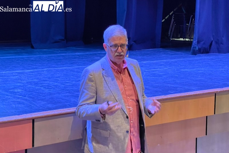 El director del Instituto de las Identidades defiende en Peñaranda la importancia de la palabra y preservar el folclore 