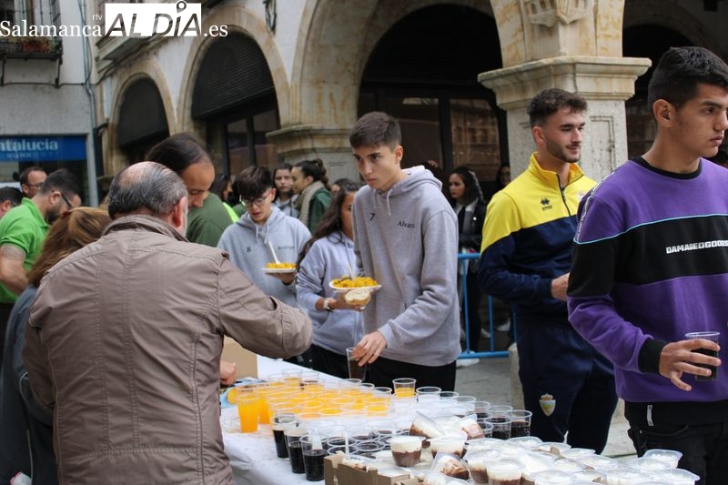 300 raciones de paella: momento de reponer fuerzas