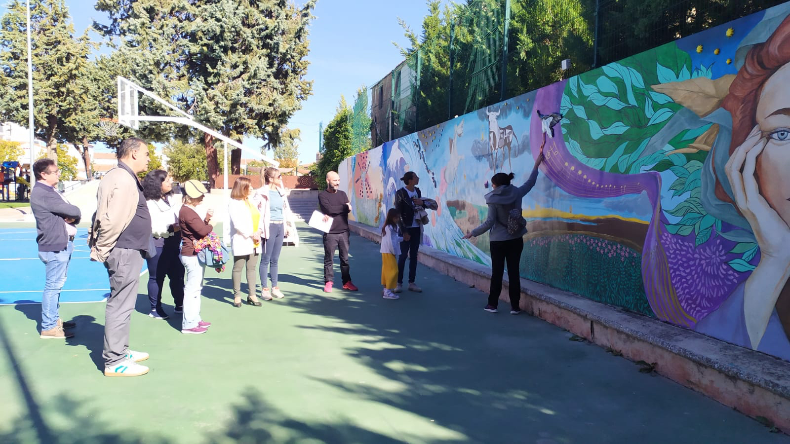 La Casa del Arte y el gran mural de La Huerta, protagonistas de las visitas turísticas dentro del programa de fiestas patronales 