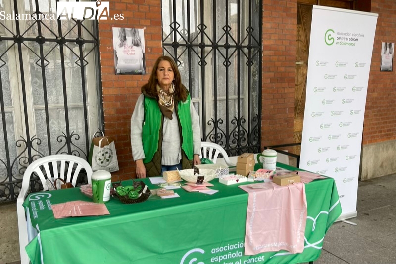 La AECC instala una mesa en la Plaza de España con motivo del día contra el cancer de mama