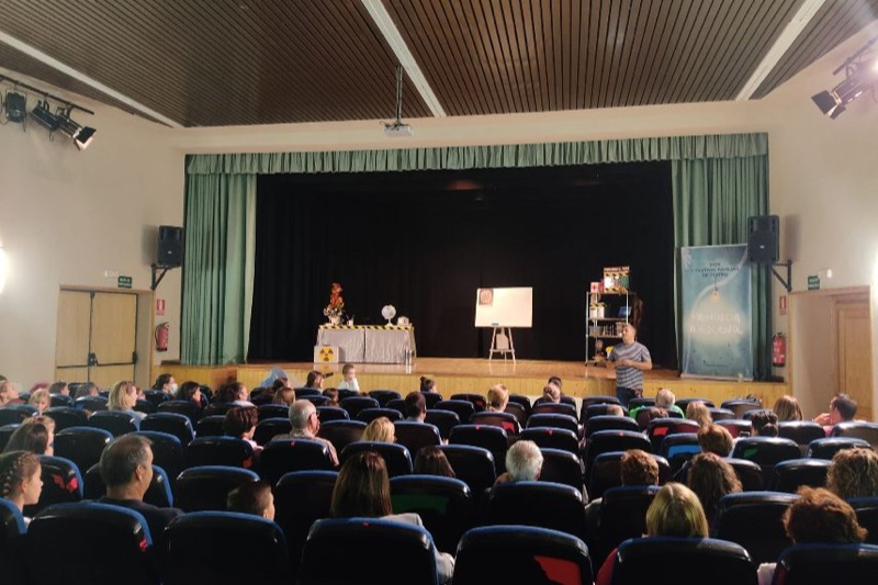 Villoria disfruta con el humor y la ciencia en familia a través de la obra ‘Pequeños cerebros’