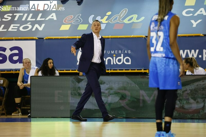 Íñiguez se cabrea tras el partido del Perfumerías Avenida: Si aquí vale todo, nos vamos a ir a tomar por el culo todos