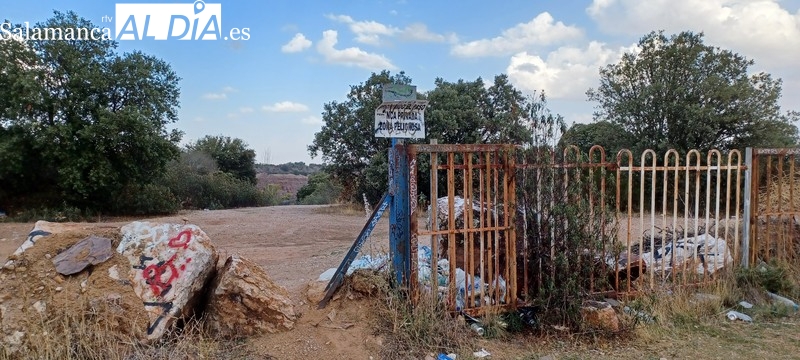 Basura acumulada en la zona de la antigua mina de Golpejas