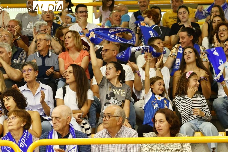 La Marea Azul acude al rescate del Perfumerías Avenida en un momento delicado y le da su cariño