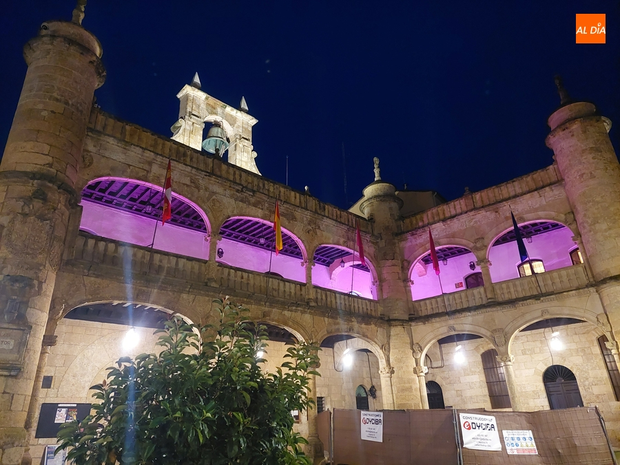 Puntos clave de Miróbriga se iluminan de rosa por el Día contra el Cáncer de Mama