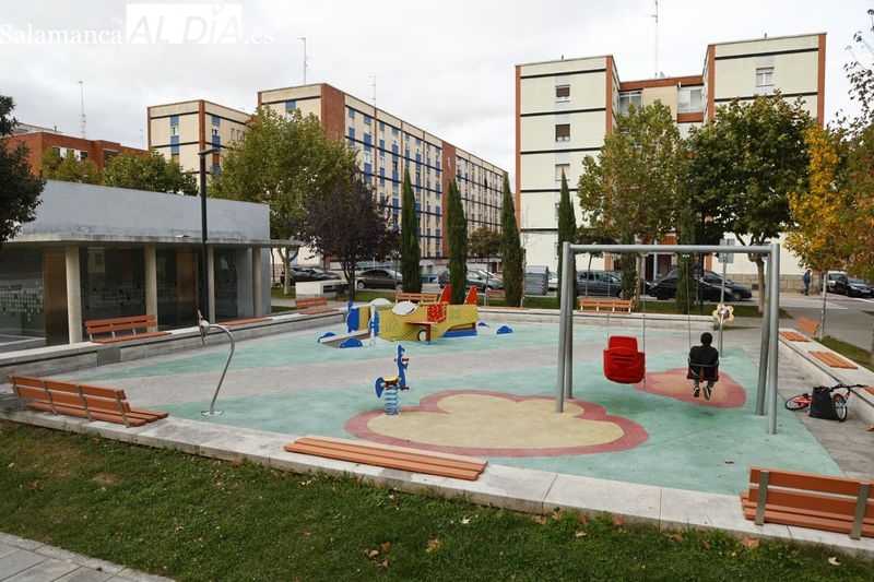 El viento deja casi vacíos los parques de la capital