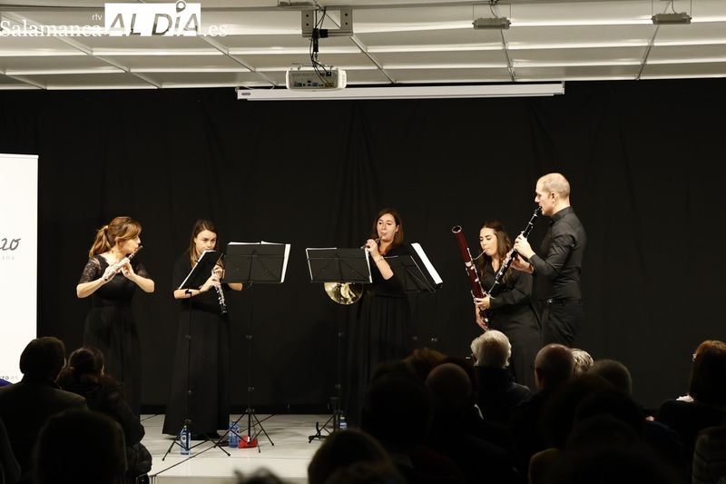 Música para acompañar una concurrida tarde en la Feria del Libro Antiguo en Salamanca