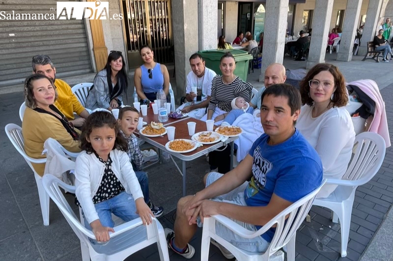 Cerca de 900 raciones y un gran ambiente festivo protagonizan la multitudinaria paellada de San Miguel 