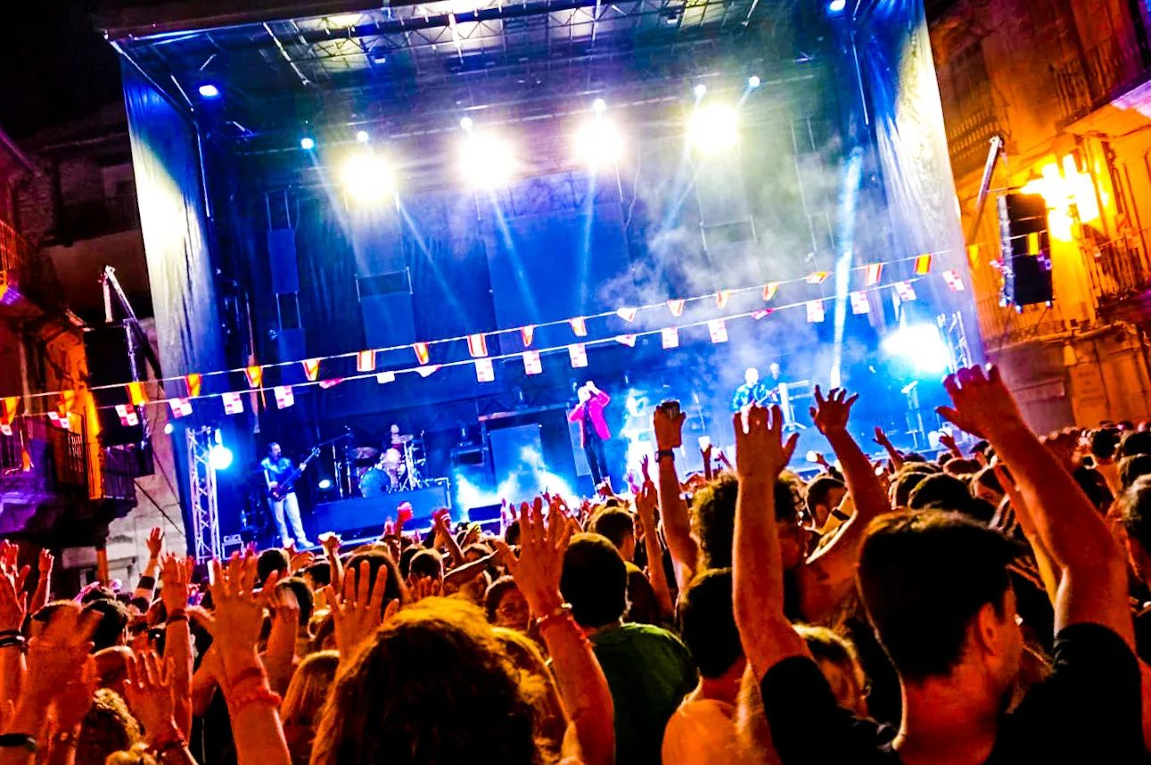 La orquesta de música que busca cantante, batería y técnico de iluminación