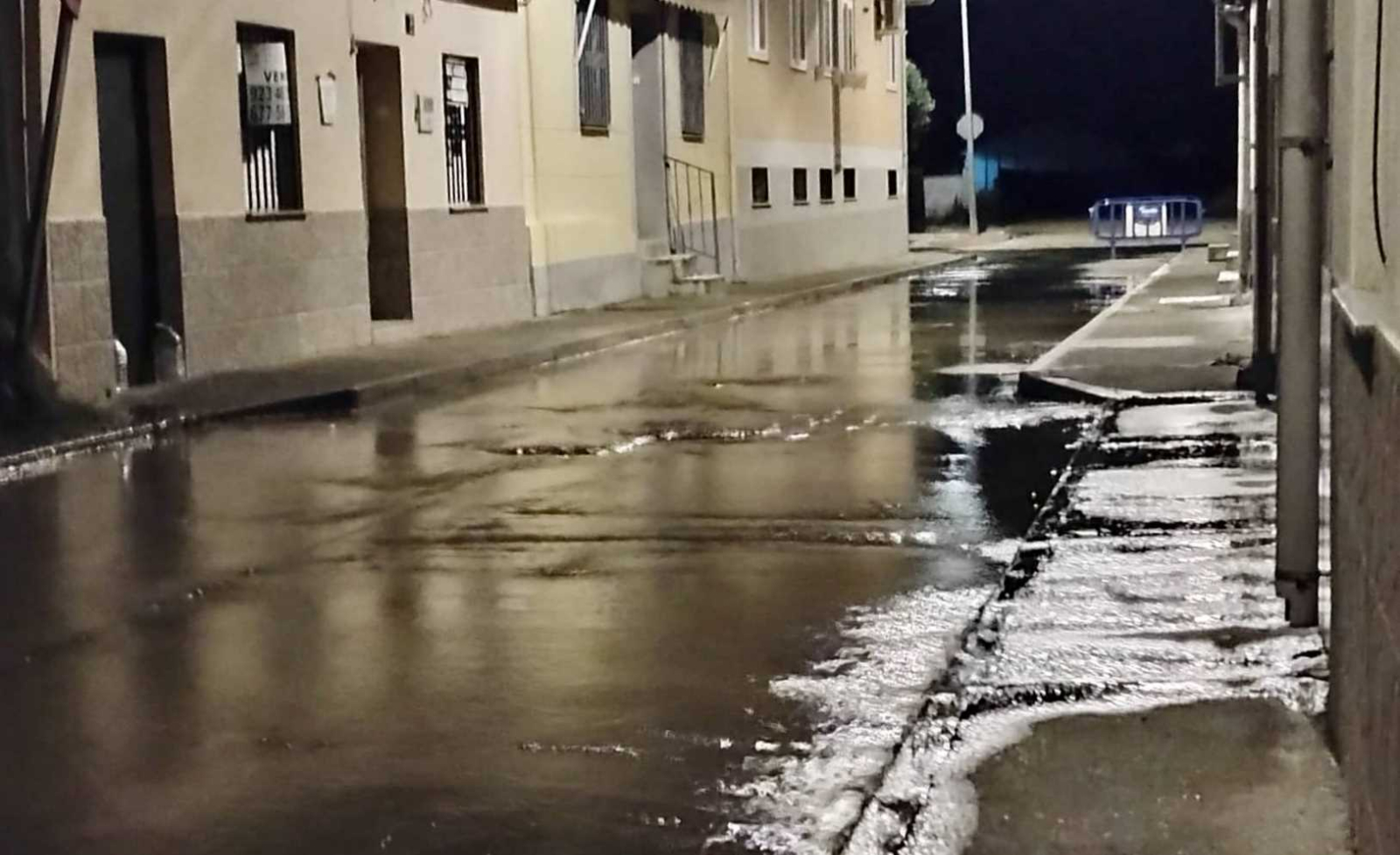 La calle Tormes sufre de madrugada el 6º reventón en sólo 12 días