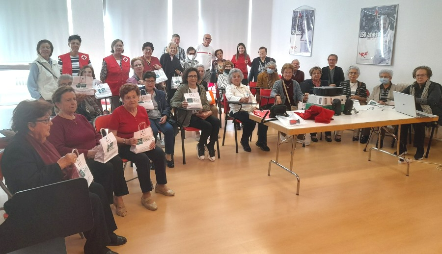 Cruz Roja imparte a mujeres mayores una charla sobre los cuidados de la piel