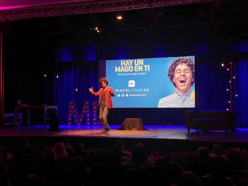 Pequeños y mayores disfrutan en Vitigudino con la actuación del mago Miguel de Lucas