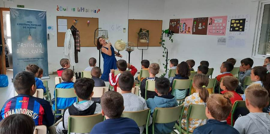 Popy Vegas lleva su ‘mujer pájaro’ a los alumnos del CRA El Robledal