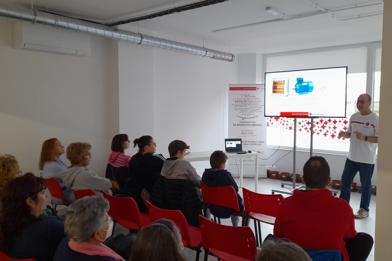 Decenas de personas participan en el Taller de ahorro energético de Cruz Roja 