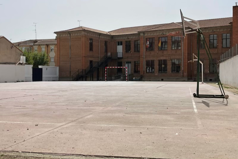 Cs pide al gobierno local que actúe para acabar con el deterioro en el patio del colegio Miguel de Unamuno