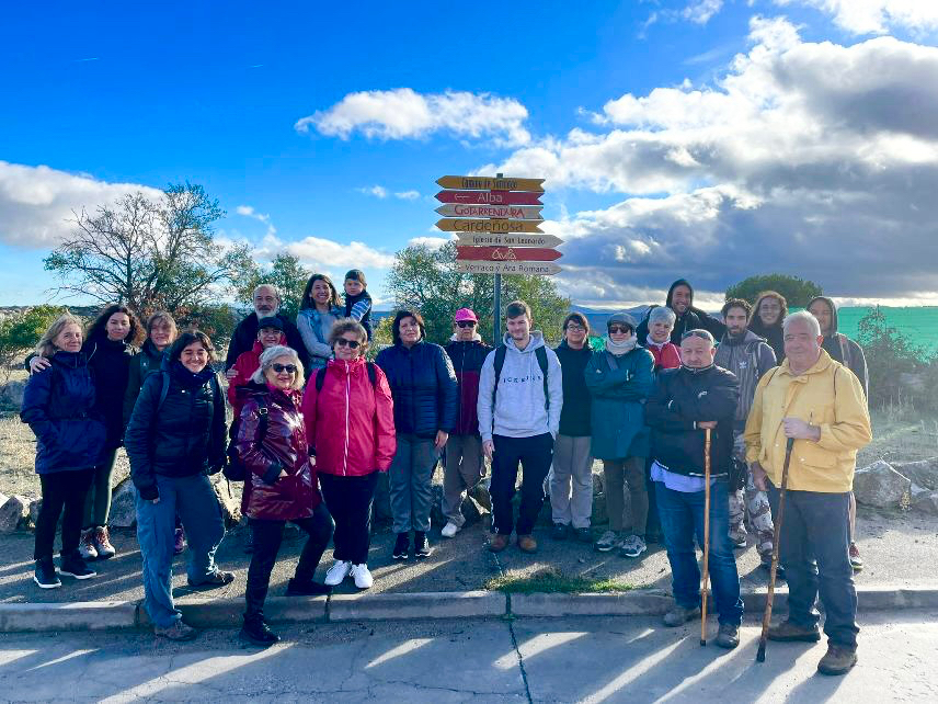 De la Cuna al Sepulcro realiza junto a numerosos peregrinos la primera Ruta Consciente entre Narrillos de San Leonardo y Cardeñosa