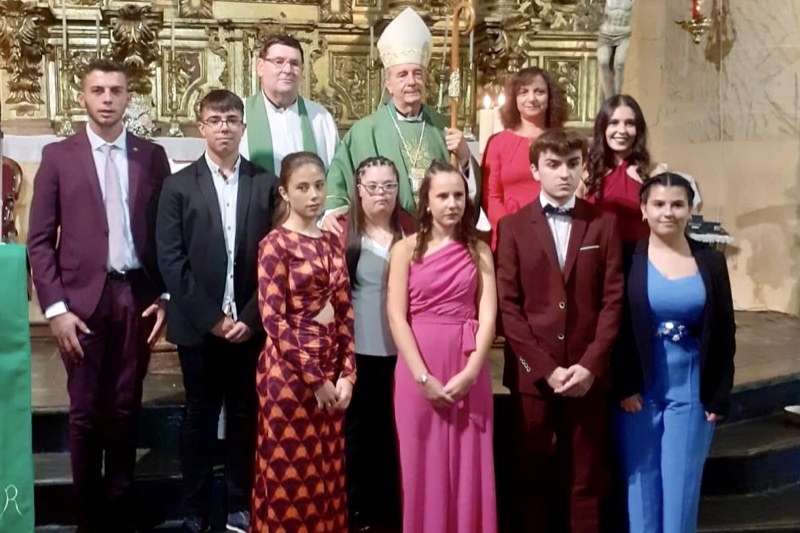 Nueve jóvenes de Villaflores reciben la Confirmación de manos del obispo de Salamanca