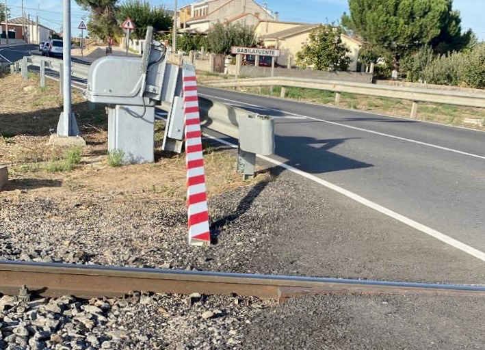 Vecinos de Babilafuente denuncian las continuas roturas del paso a nivel y el miedo a la inseguridad que genera