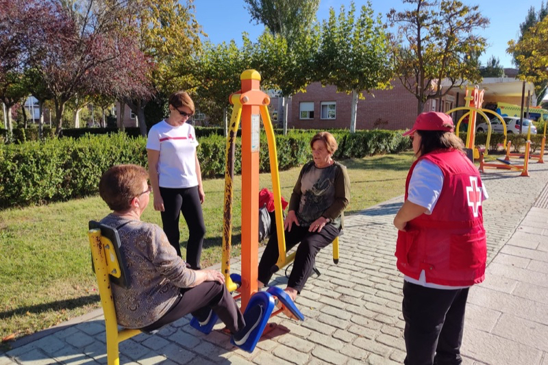 Cruz Roja ofrece una taller practico para ofrecer un correcto uso del gimnasio biosaludable a mayores