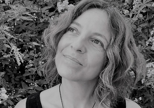 María Suré vuelve a la Biblioteca para presentar su novela ‘Lágrimas de polvo rojo’